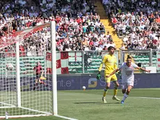 Il gol annullato per fuorigioco a Bortolussi del Padova