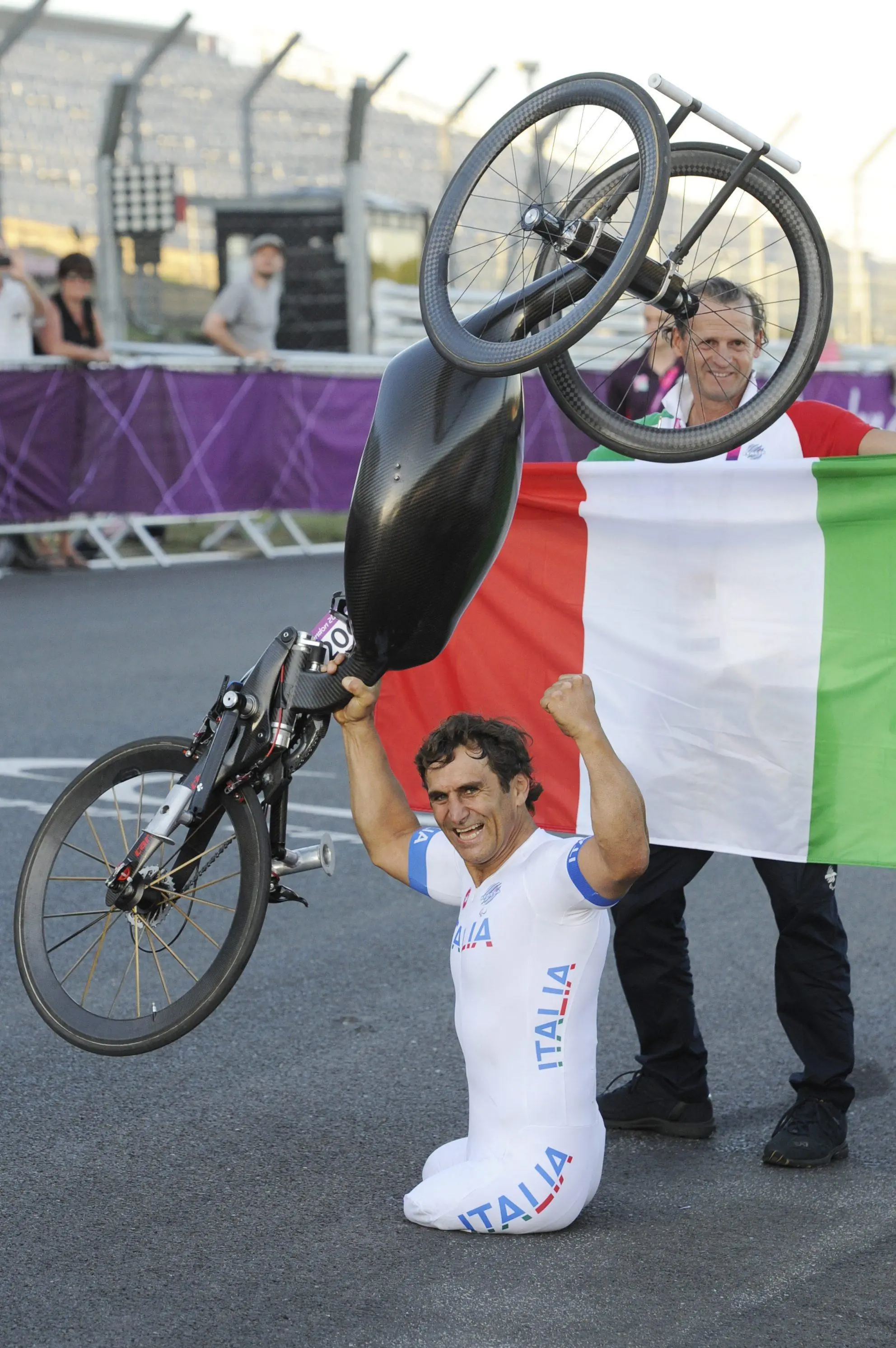 Alex Zanardi, prima campione di automobilismo e poi di ciclismo paralimpico, si è spento nella serata del 1° maggio. A giugno 2020 era rimasto coinvolto in un gravissimo incidente proprio in handbike durante una staffetta benefica e da allora non si era più ripreso. Ecco una selezione di foto della sua lunghissima carriera.