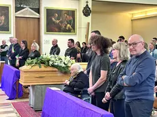 Ieri mattina nella parrocchia di Tencarola, a Selvazzano, è stato celebrato il funerale di Marco Cossi, il 48enne ucciso con quasi venti coltellate la notte tra il 19 e il 20 aprile in via Isonzo.