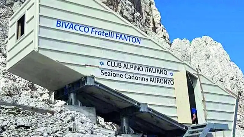 Una veduta del bivacco Fanton, la struttra sulle Marmarole del Cai di Auronzo
