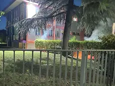 Il fuoco acceso dai ragazzi nel parco Coccinella