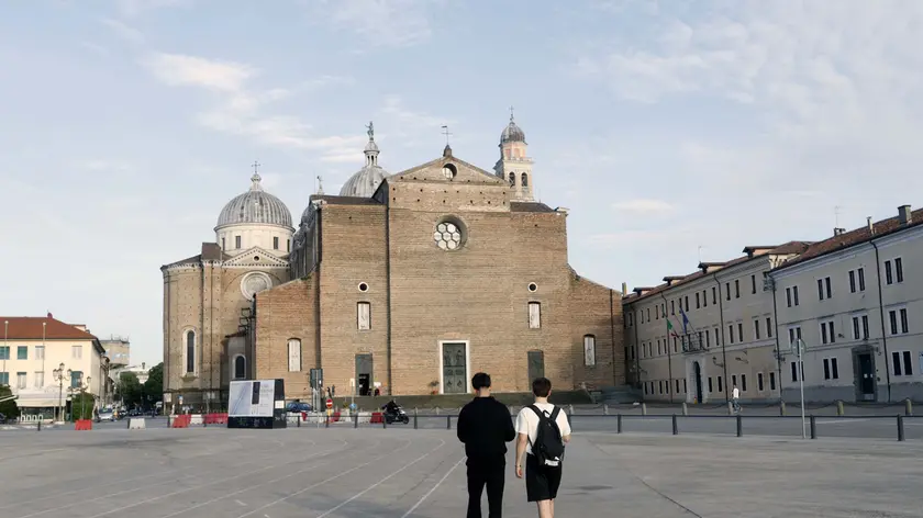 https://images.mattinopadova.it/view/acePublic/alias/contentid/1qwgalnl7unhhz8werm/0/copia-di-copy-of-malfitano-agenzia-bianchi-padova-esterno-santa-giustina.webp?f=16%3A9&amp;w=840