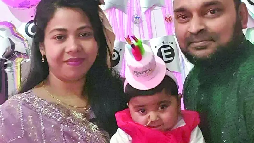 Il primo e unico compleanno della piccola Sidratul, stretta nell’abbraccio dei genitori Jhuma e Sayeed: la bambina è morta in culla a 13 mesi