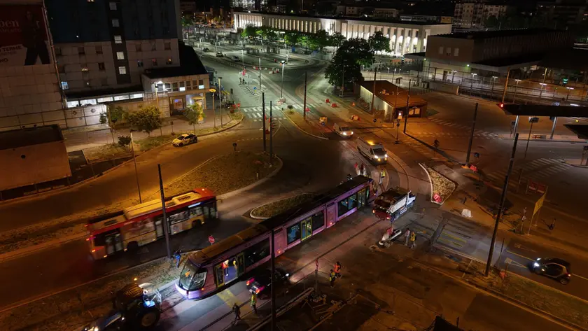 Il tram Sir3 in zona stazione all'inizio delle prove tecniche