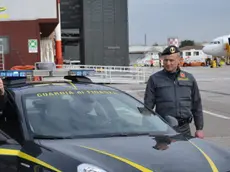 Controlli della Finanza in aeroporto