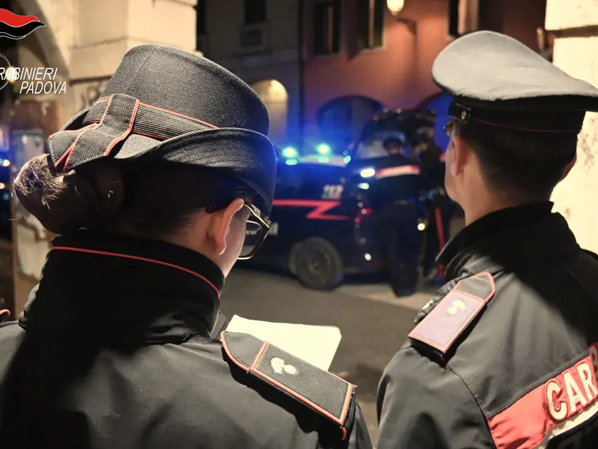 I carabinieri hanno allontanato l'ex violento