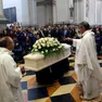 Don Marco Pozza benedice il feretro di Alex Zanardi