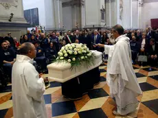 Don Marco Pozza benedice il feretro di Alex Zanardi