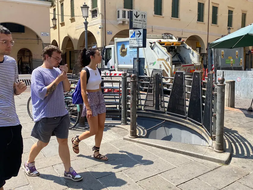 La scala d’accesso ai bagni pubblici di piazza delle Erbe