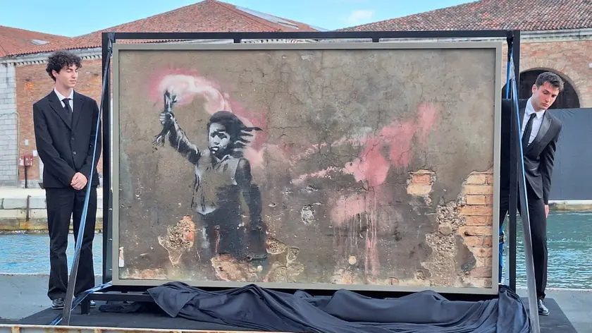Il Bambino Migrante di Banksy restaurato torna a Venezia