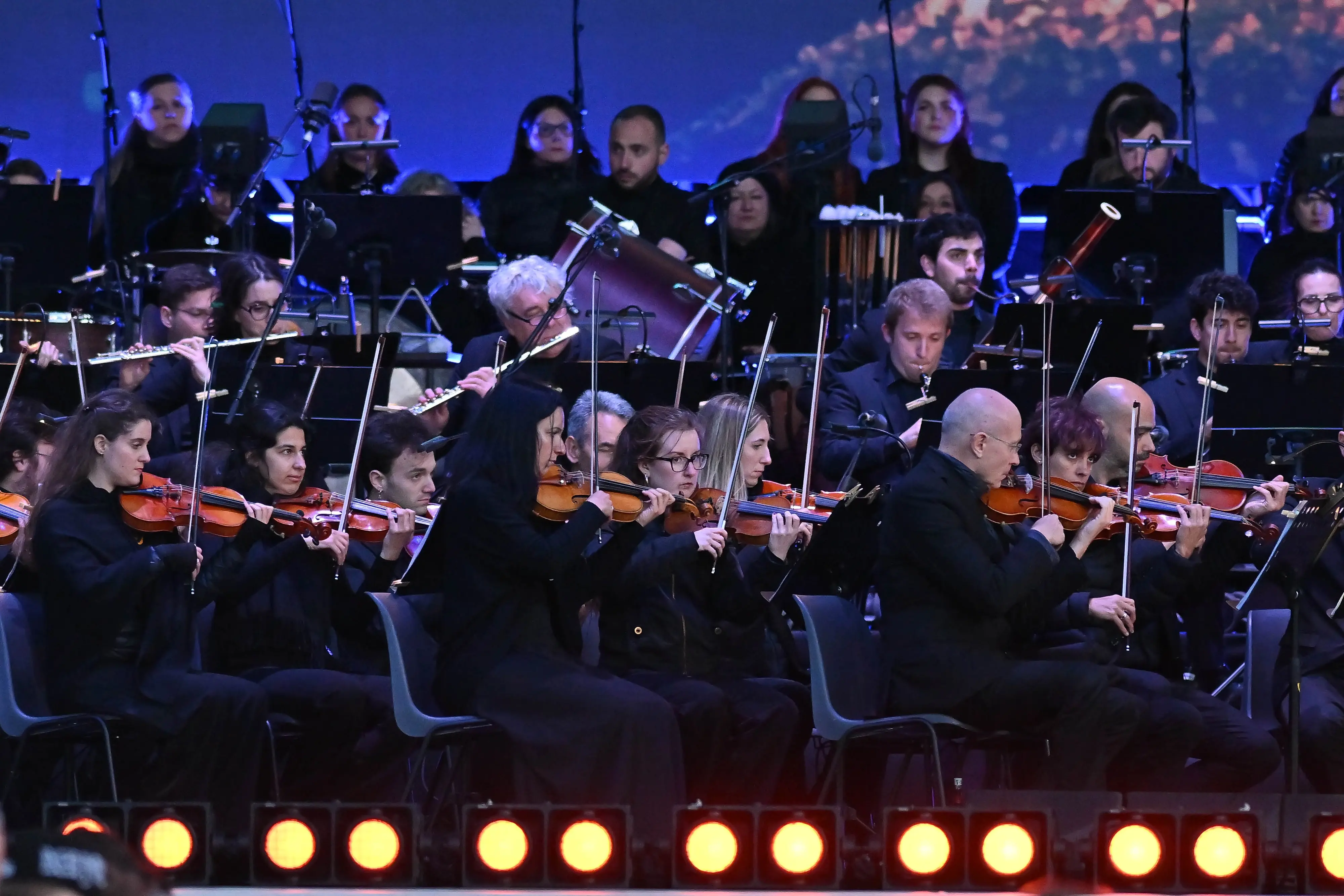 Andrea Bocelli ha incantato il pubblico con un concerto evento inserito nel tour celebrativo dei trent’anni di “Romanza”, l’album che ha portato la musica italiana nel mondo. Davanti a 15 mila spettatori, il tenore ha emozionato con il suo timbro inconfondibile e un repertorio capace di attraversare generazioni. Ad aprire la serata, tra lunghi applausi, la celebre “Di quella Pira” dal Trovatore di Giuseppe Verdi. Sul palco insieme a Bocelli anche i solisti Mariam Battistelli, Cecille, Dean Murphy e Andrea Griminelli, accompagnati dall’orchestra diretta da Marcello Rota (Foto Petrussi)