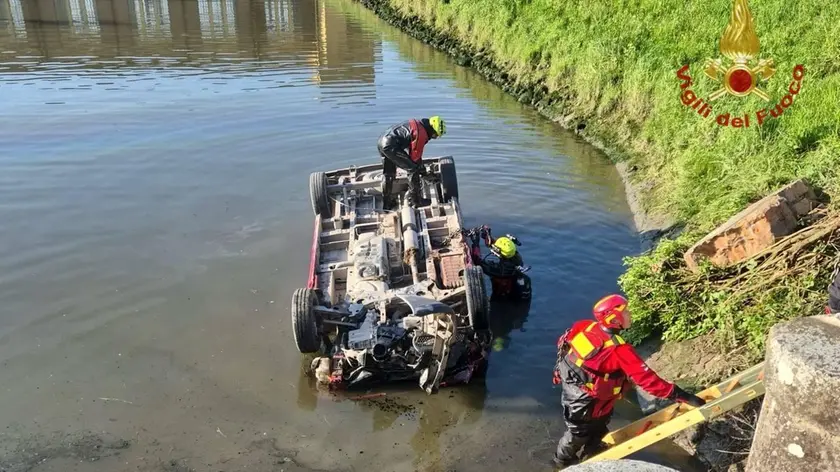 Il fugone ribaltato nel fossato a Chioggia