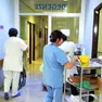 I sanitari al lavoro nelle corsie degli ospedali