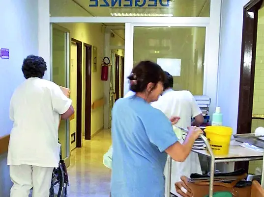I sanitari al lavoro nelle corsie degli ospedali