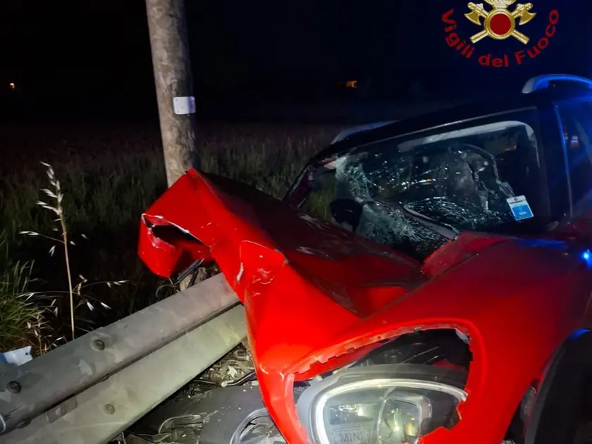 L'auto trafitta dal guard rail (foto vigili del fuoco)