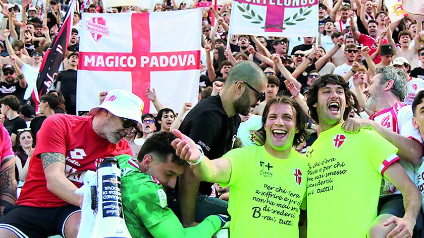 https://images.mattinopadova.it/view/acePublic/alias/contentid/1r11p3hq7pu2g06ua1c/0/calcio-padova-jpg.webp?f=16%3A9&amp;w=840