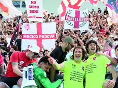 La festa dei giocatori del Padova coi tifosi in Curva Sud dopo la vittoria-salvezza contro il Pescara (FOTO PIRAN)