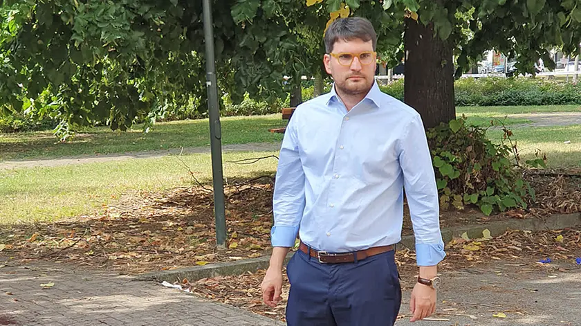 Il sindaco non le dà i soldi: lei urla e gli lancia il malocchio