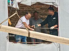I lavoratori senza casco nel cantiere del Duomo di Padova