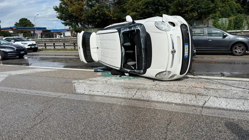 Una delle vetture coinvolte nell'incidente (foto Agenzia Bianchi)
