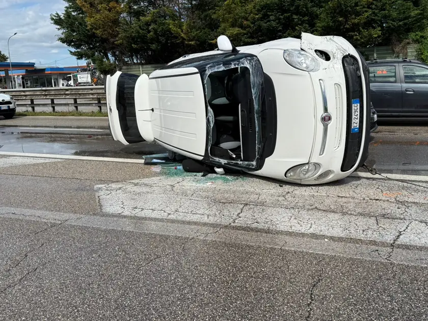 Una delle vetture coinvolte nell'incidente (foto Agenzia Bianchi)