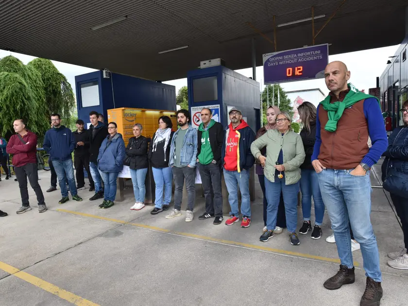 Operai in protesta fuori dallo stabilimento Electrolux a Susegana