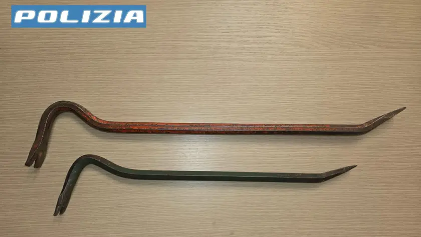 Gli arnesi da scasso sequestrati dalla polizia