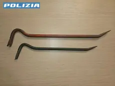 Gli arnesi da scasso sequestrati dalla polizia