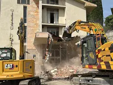 I lavori di demolizione all'Hotel Elite (foto Agenzia Piran)