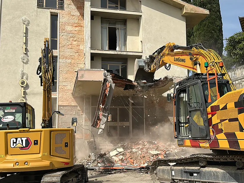I lavori di demolizione all'Hotel Elite (foto Agenzia Piran)