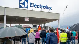 I lavoratori fuori dallo stabilimento Electrolux di Porcia (Foto Petrussi / Brisotto)