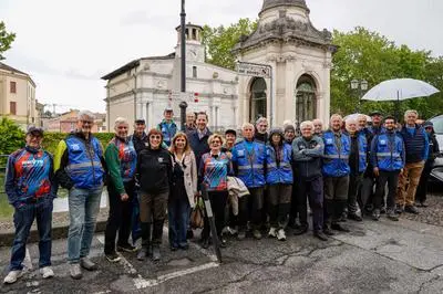 Il gruppo di volontari della Commissione cammini del Cai di Padova con il vicesindaco Antonio Bressa