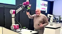 L’imprenditore friulano Massimo Agostini con un Cobot
