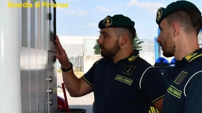 Controllo dei finanzieri ai distributori di carburante