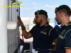 Controllo dei finanzieri ai distributori di carburante