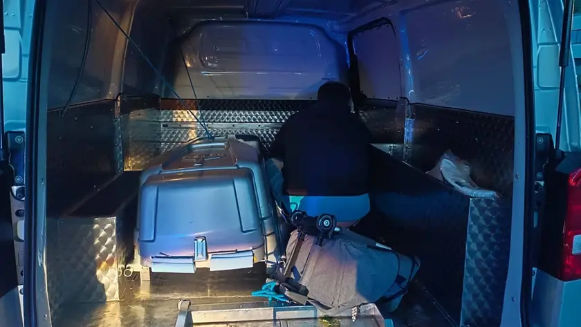 Il carro funebre utilizzato dai quattro ragazzi per fare festa