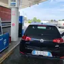 Una macchina al distributore, fare il pieno è sempre un salasso