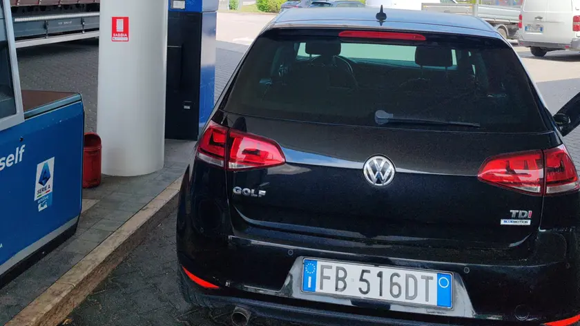 Una macchina al distributore, fare il pieno è sempre un salasso