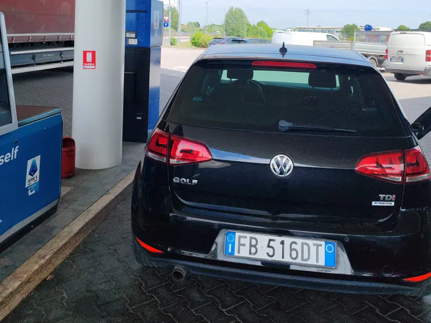 Una macchina al distributore, fare il pieno è sempre un salasso
