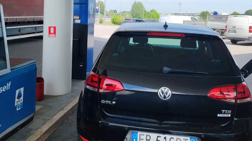 Una macchina al distributore, fare il pieno è sempre un salasso