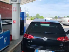 Una macchina al distributore, fare il pieno è sempre un salasso