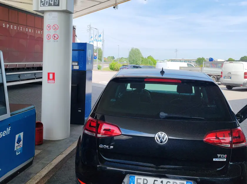 Una macchina al distributore, fare il pieno è sempre un salasso