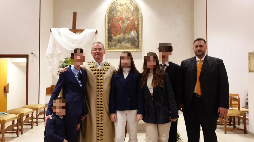 A destraFrancescoSaviane con don Cesare Contarini, a sinistra, e alcuni parrocchiani