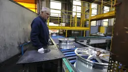 Un operaio al lavoro alla Speedline