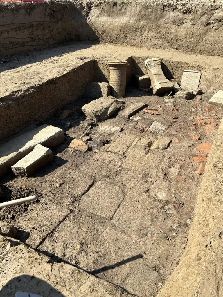 Gli elementi lapidei trovati durante gli scavi