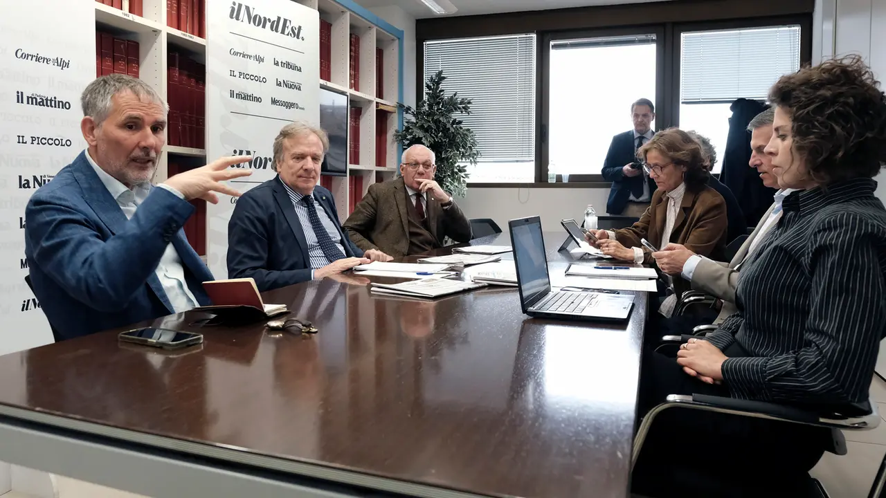 Il forum in redazione al mattino sulla sanità con l’assessore Gino Gerosa e il direttore generale Giancarlo Ruscitti. Al tavolo il direttore dei quotidiani Nem Paolo Possamai e i giornalisti Tomè, Pucci e Berlinghieri