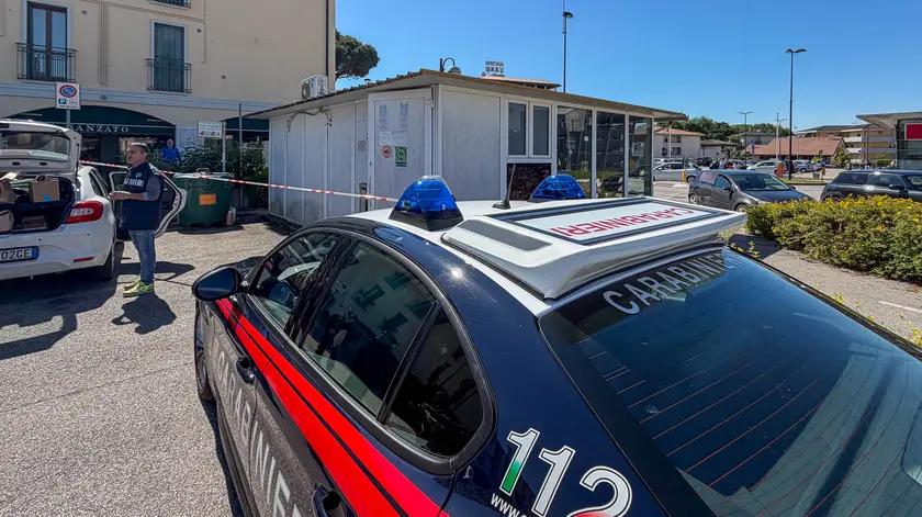 I carabinieri davanti l'edicola a Conselve