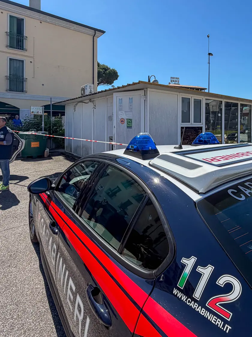 I carabinieri davanti l'edicola a Conselve
