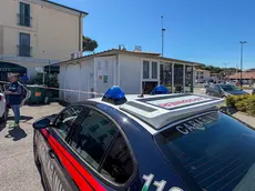I carabinieri davanti l'edicola a Conselve