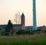 L’antenna per la telefonia installata a Pozzoveggiani e sullo sfondo lo storico Oratorio di San Michele